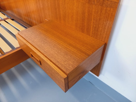 Image 1 of Letto matrimoniale vintage scandinavo in teak degli anni '60 con comodini integrati e base a doghe.