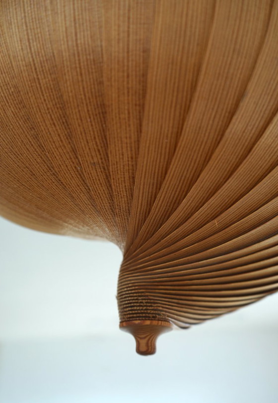 Image 1 of Houten plafondlamp in de vorm van een nautilus, toegeschreven aan Hans Agne Jakobsson. Jaren 60.