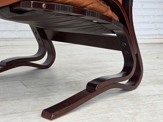 Image 1 of Años 70, diseño noruego de Else & Nordahl Solheim, juego de 2 sillas con reposapiés, modelo "Kengu".