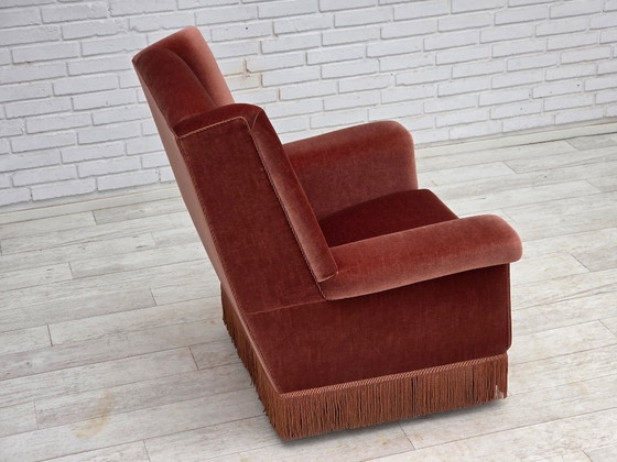 Image 1 of Poltrona danese con schienale alto, anni '70, rivestimento in velluto rosa salmone, legno di faggio.