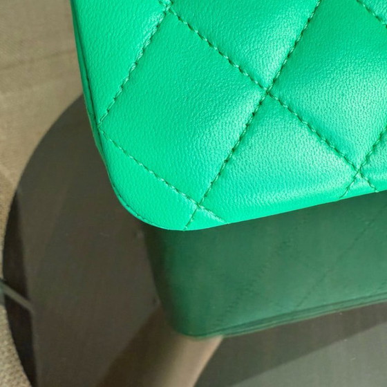 Image 1 of Borsa Chanel Classic Flap Medium - 25 cm in pelle di agnello trapuntata verde con finiture dorate, serie 18