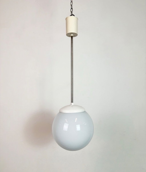 Lampadario vintage con paralume in vetro opalino di Elektrosvit, anni '60.