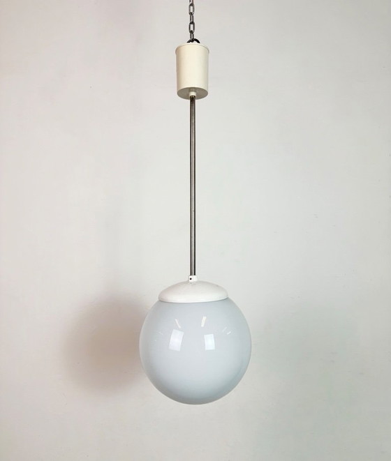 Image 1 of Lampadario vintage con paralume in vetro opalino di Elektrosvit, anni '60.