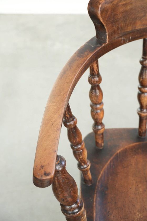 Image 1 of Houten Engelse antieke pub/ captain chair uit eind 19e eeuw met karakter en een prachtige kleurstelling