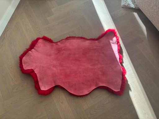 Peau de mouton rouge, idéale pour Noël