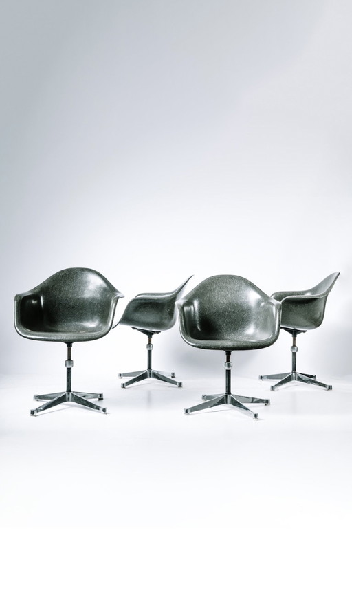 Eames / Miller DAR fiberglass grey
