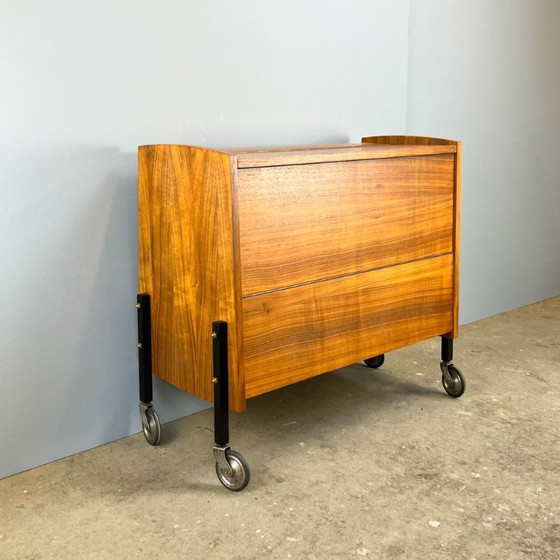 Image 1 of Mobile bar su rotelle con specchi interni, noce, anni '60