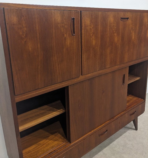 Highboard uit het midden van de vorige eeuw, jaren 60.