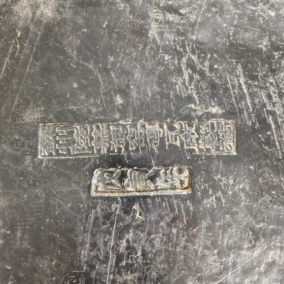 Rare brique d'or impériale chinoise (Jīn Zhuān) sur une table d'exposition en bois réalisée sur mesure. (photo 4 of 16)