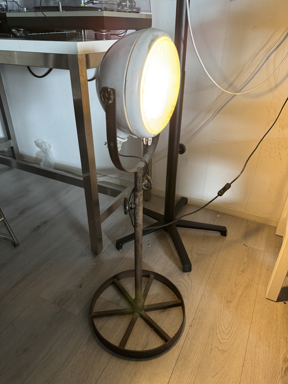 Image 1 of Lampe industrielle fabriquée à partir d'une voiture ancienne