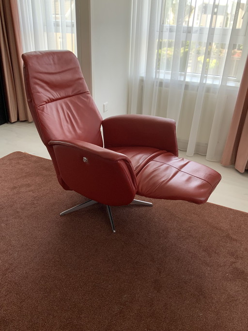 Dos sillones reclinables manuales (uno pequeño y otro grande) de piel roja (semiroja), como nuevos.