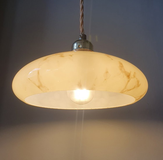 Lampada a sospensione vintage in vetro opalino stile Art Déco. Design Mid Century degli anni '30/'40. (photo 5 of 16)