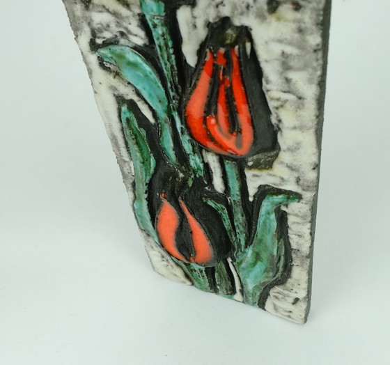 Image 1 of Keramische wandtegel uit de jaren 70 met tulpmotief en een ruwe glazuurlaag.