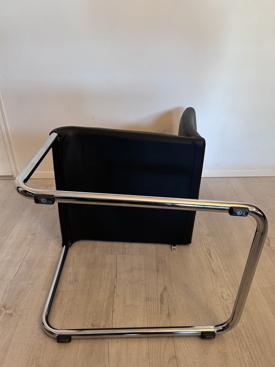Image 1 of Ensemble de salle à manger Hülsta D2 – table à manger en verre avec 4 chaises en cuir noir à piètement luge