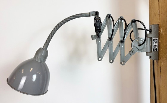 Image 1 of Grijze industriële wandlamp met flexibele arm van Elektroinstala, jaren 60.