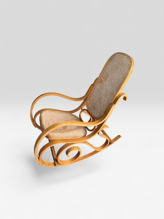 Image 1 of Vintage Thonet-stijl gebogen houten schommelstoel – ca. 1970
