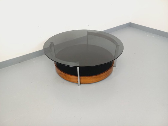 Image 1 of Vintage Italiaanse ronde salontafel uit de jaren 60/70, gemaakt van gebogen palissanderhout, verchroomd metaal en gerookt glas.