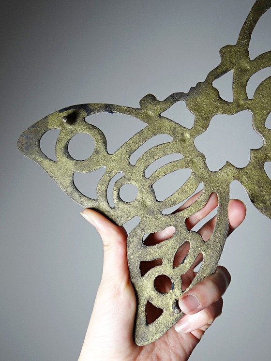 Image 1 of Sottopentola a forma di farfalla con ali aperte, in ottone traforato placcato oro, anni '60-'70