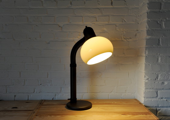 Image 1 of Lámpara de escritorio de cuello de cisne con forma de hongo de plexiglás marrón de los años 70