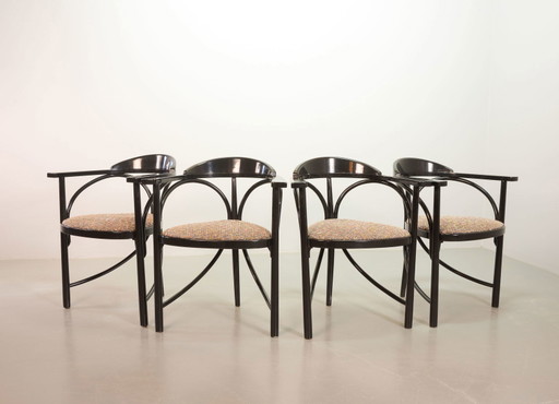 Schwarz lackierte Thonet-Dreieck-Esszimmerstühle (Modell 87) mit mehrfarbigem Stoffbezug, 4er-Set, Deutschland, 1980er Jahre