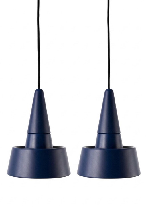 Set van twee SML 2.0 hanglampen van steengoed van NEO, ontworpen door Rodrigo Vairinhos – mat Cosmic Blue.