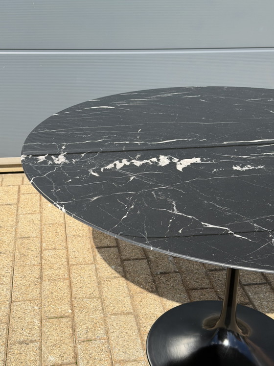Original Round Knoll Tulip Dining Table (120cm) In Glossy Nero Marquina In MINT CONDITION!! Nero Saarinen (photo 14 of 15)