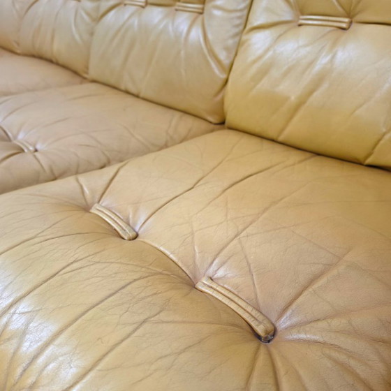 zona salotto di design italiano anni '70, era spaziale, brutalista, giallo ocra. – Sofà, Leather (photo 6 of 13)