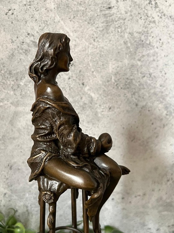 Image 1 of Bronzestatue einer Dame auf einem Stuhl mit einem Apfel