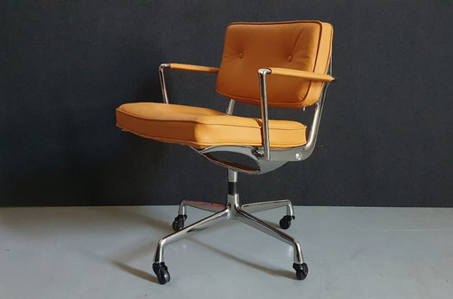 Sedia intermedia Herman Miller ES102 di Charles & Ray Eames