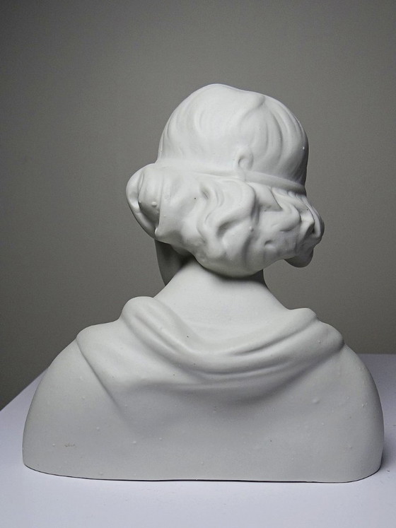 Image 1 of Busto de un niño en bizcocho de porcelana blanca de Limoges, obra de Camille Tharaud.