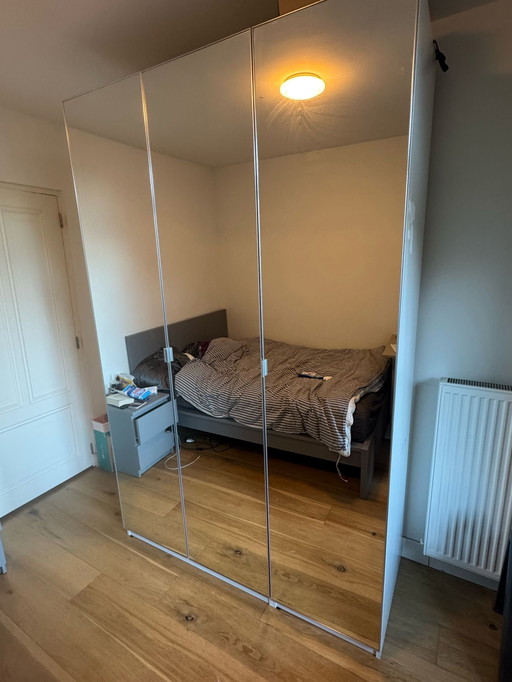 1 armoire, 2 x lit simple, commodes 4 tiroirs, commode 3 tiroirs, 1 grande commode