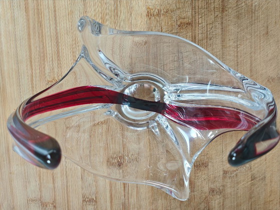 Image 1 of Coupe sculpturale vintage en cristal — « verre balancé » — cristal clair avec accent rouge/bordeaux