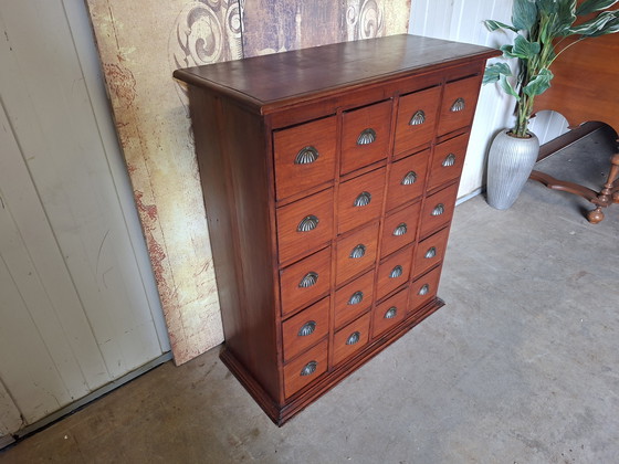Image 1 of Antieke teakhouten ladenkast, apothekerskast, archiefkast afm: 90x38cm en 104cm hoog.
