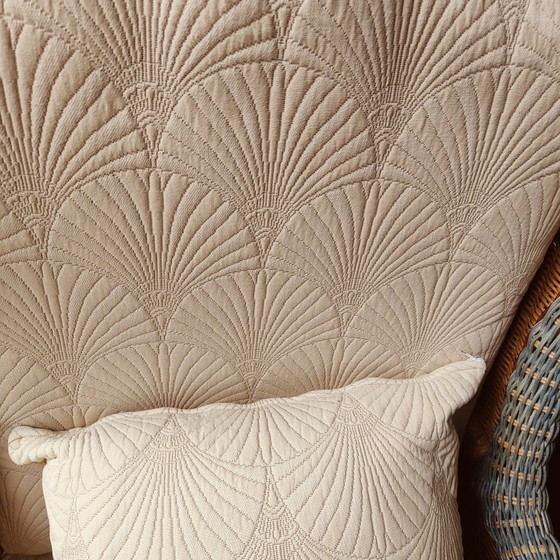 Image 1 of Poltrona lounge e poggiapiedi in rattan in stile French Grange.