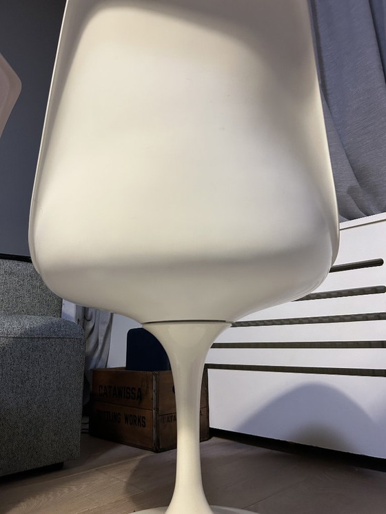 Image 1 of Eero Saarinen eettafel en 5 Saarinen Tulip stoelen.