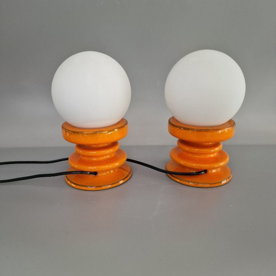 Image 1 of Set van 2 Vintage Tafellampen – Oranje Keramiek & Opaalglas – Space Age Look – E14 – 22 cm Hoog. MCM, 1970s.