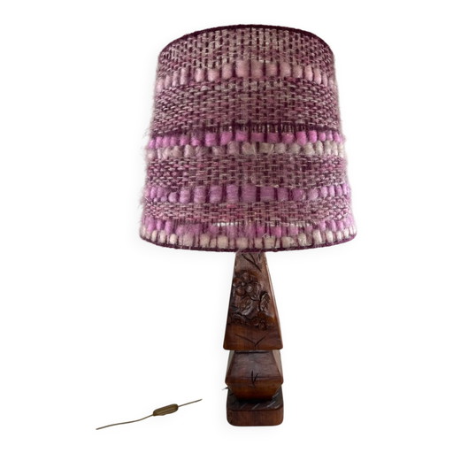Skulptierte Holz-Tischlampe, Woll-Lampenschirm.