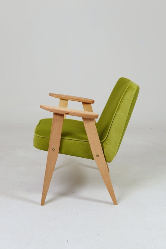 Image 1 of Vintage loungestoel, perengroen fluweel, natuurlijk geolied hout.