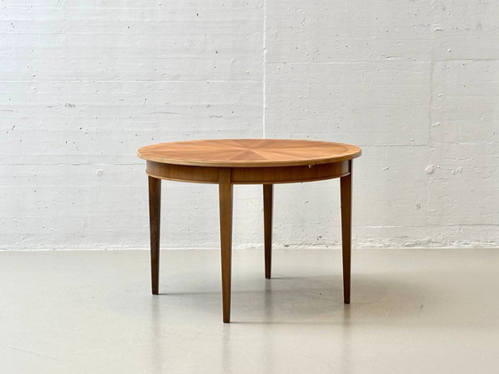 Image 1 of Tavolo rotondo allungabile in legno di ciliegio con impiallacciatura a stella, anni '50