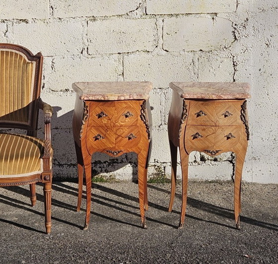 Image 1 of Set van 2 Franse vintage marqueterie nachtkastjes - Marmeren en houten nachtkastjes - Louis XV-stijl - jaren 70