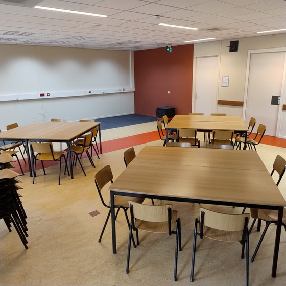 Komplette Kantinen-/Konferenzraumausstattung – Gemütliches Ambiente – 36 Stühle und 6 Tische (photo 2 of 11)