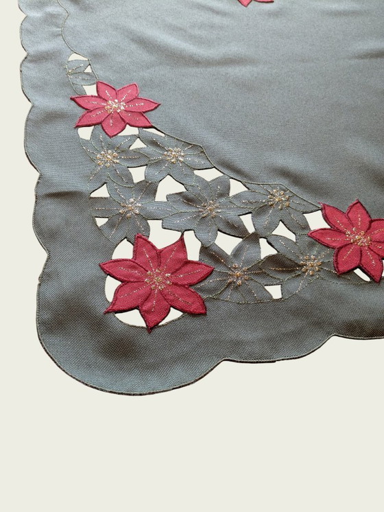 Image 1 of Quadratische Vintage Weihnachts-Tischdecke – Grün mit roten Weihnachtsblüten, ca. 87x87 cm