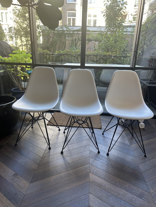 3x Vitra Eames Stoel Wit Met Zwart Frame