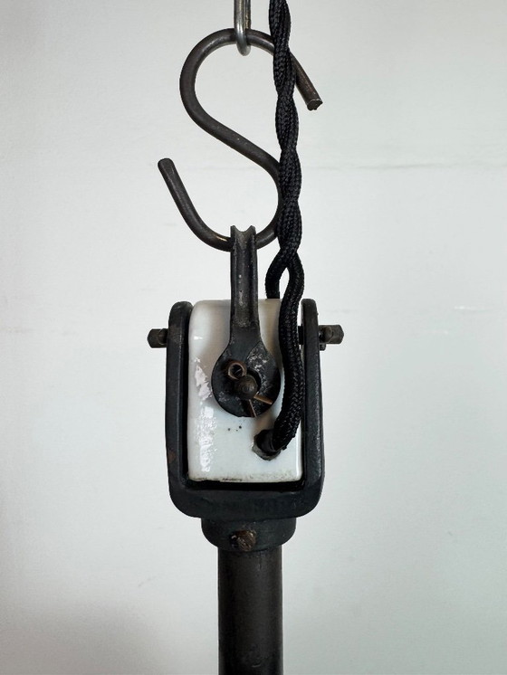 Image 1 of Industriële zwarte emaille fabriekslamp met porseleinen bovenkant, jaren 50