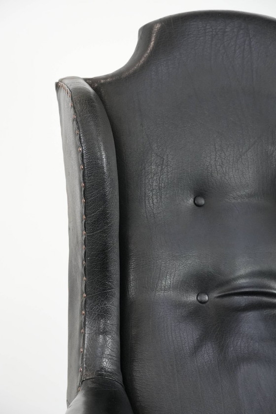 Image 1 of Gran sillón antiguo inglés de orejas de piel de vaca negra de finales del siglo XIX.