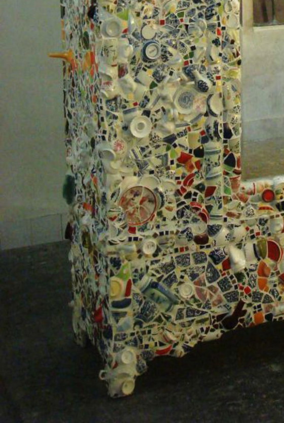 Image 1 of Eun Young Lee - ‘China cabinet’ – Mosaico, porcellana rotta su legno con specchio