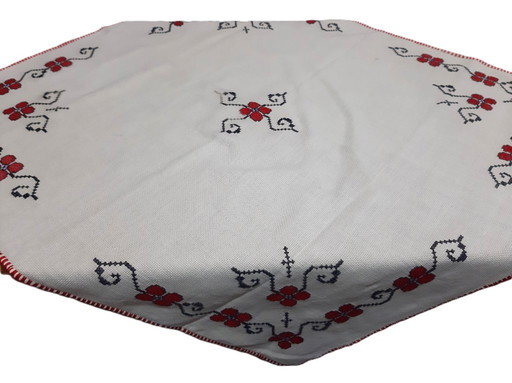 Vintage handgeborduurd tafelkleed 74 x 70 cm