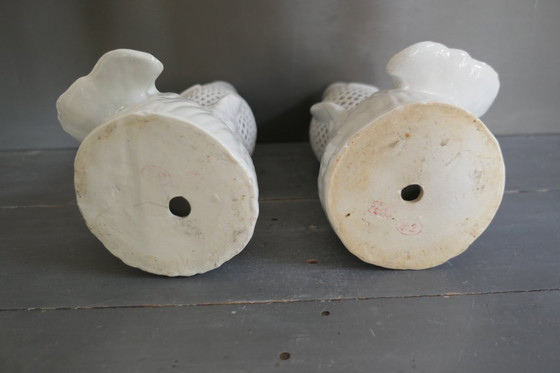 Image 1 of Service à poissons vintage en porcelaine blanche, représentant des carpes koï.