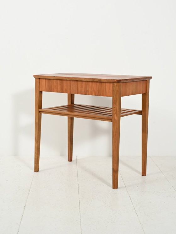 Image 1 of Mesita de noche escandinava con estante de listones