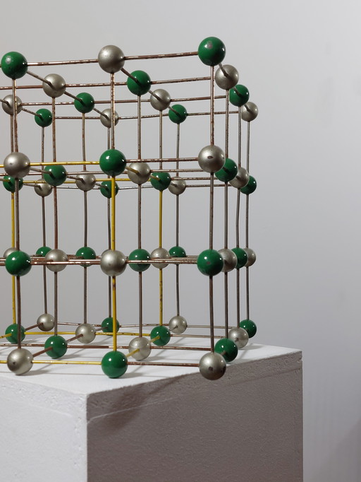 Grande maquette carrée ancienne patinée, modèle pédagogique, maquette de structure, chimie, physique, maquette scolaire